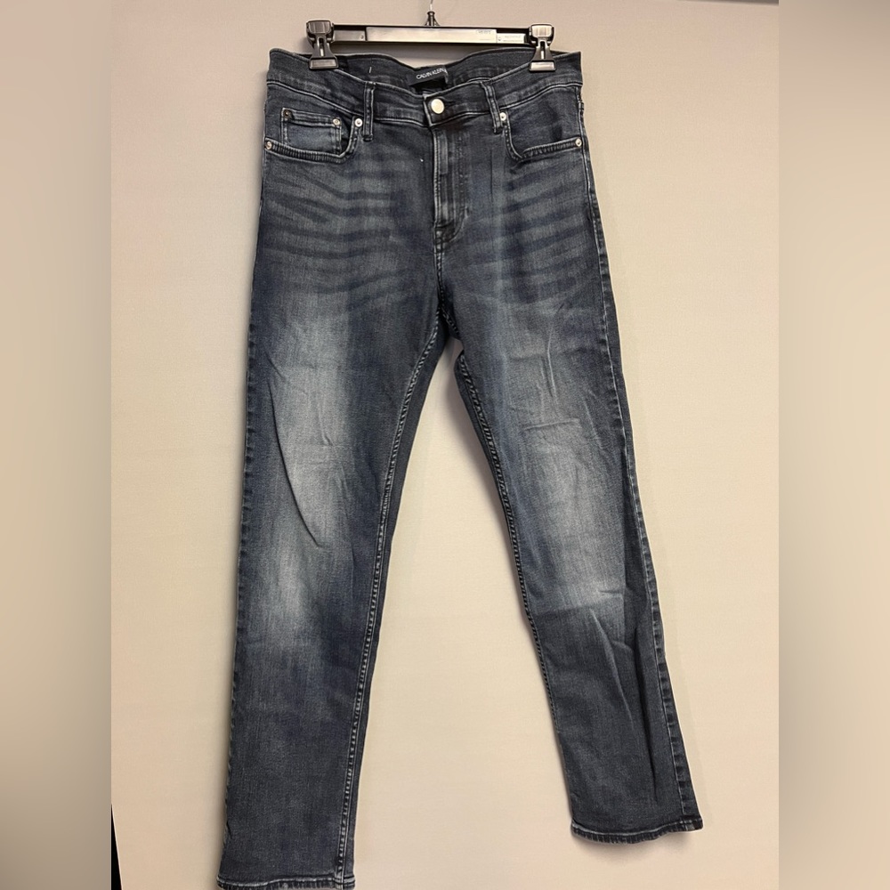Two pairs of Calvin Klein jeans. Dark and Blue rinse. Straight leg size 32x32. - Picture 3 of 7